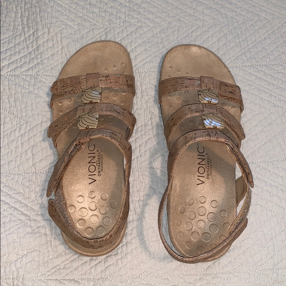 CUTE TAN SANDALS! ACCEPTING OFFERS! GOOD SUPPORT!!